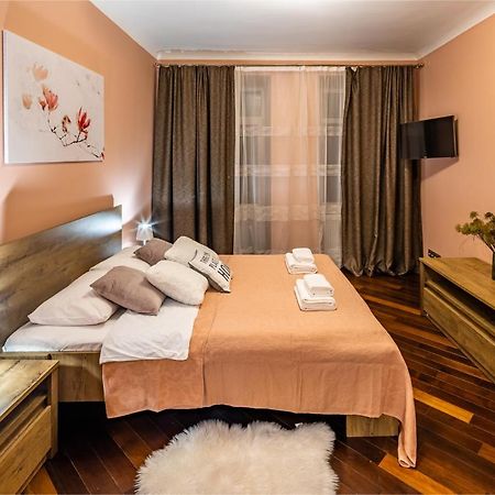The Main Square! 2 Separated Bedrooms, Balcony Leopoli Esterno foto