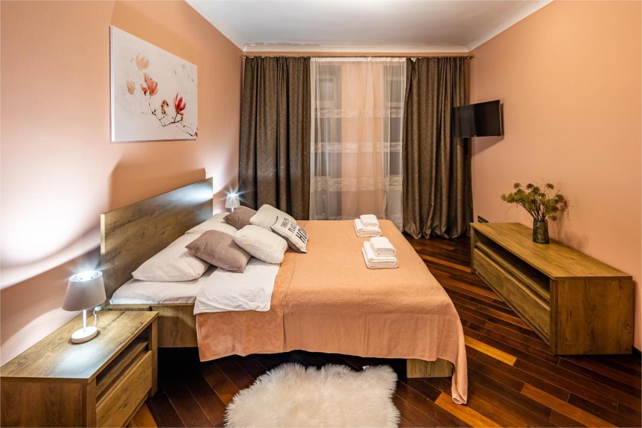 The Main Square! 2 Separated Bedrooms, Balcony Leopoli Esterno foto