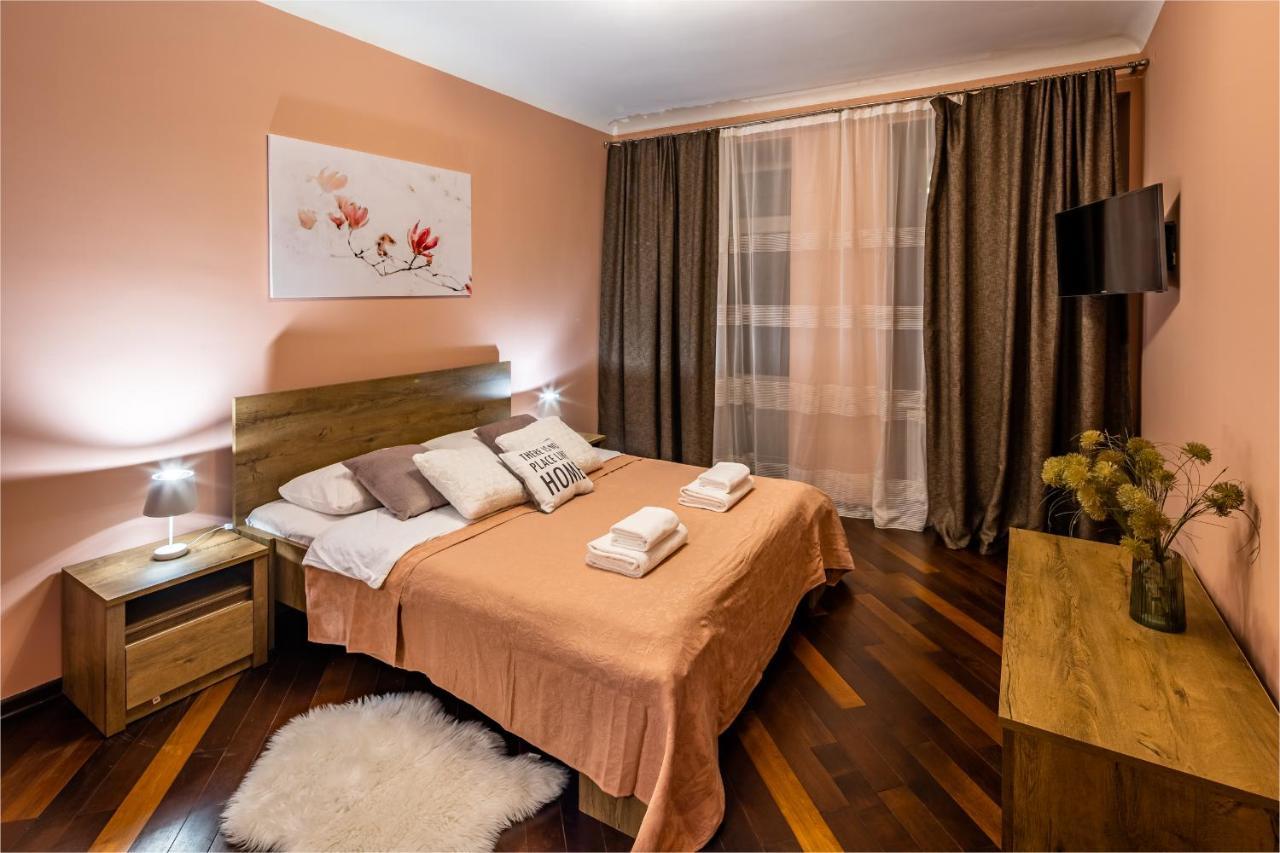 The Main Square! 2 Separated Bedrooms, Balcony Leopoli Esterno foto