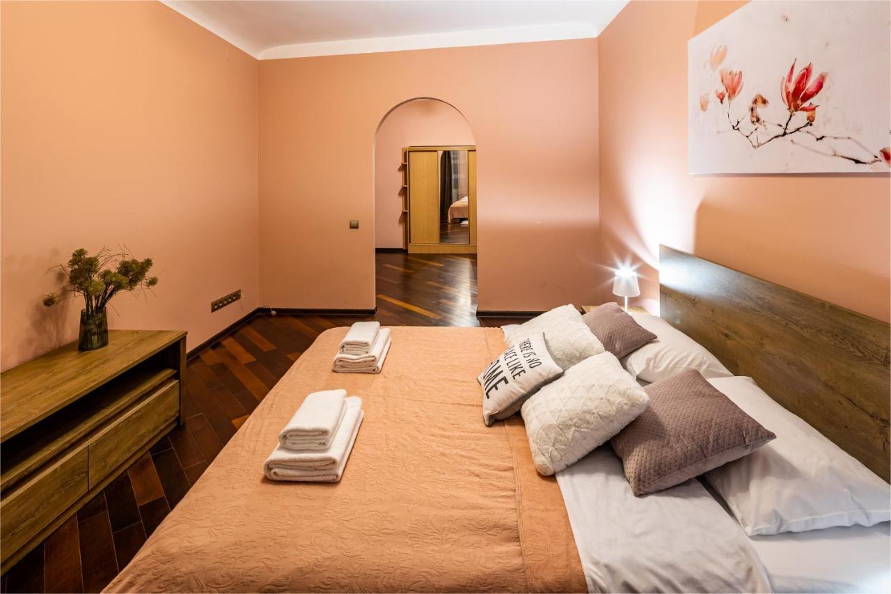 The Main Square! 2 Separated Bedrooms, Balcony Leopoli Esterno foto