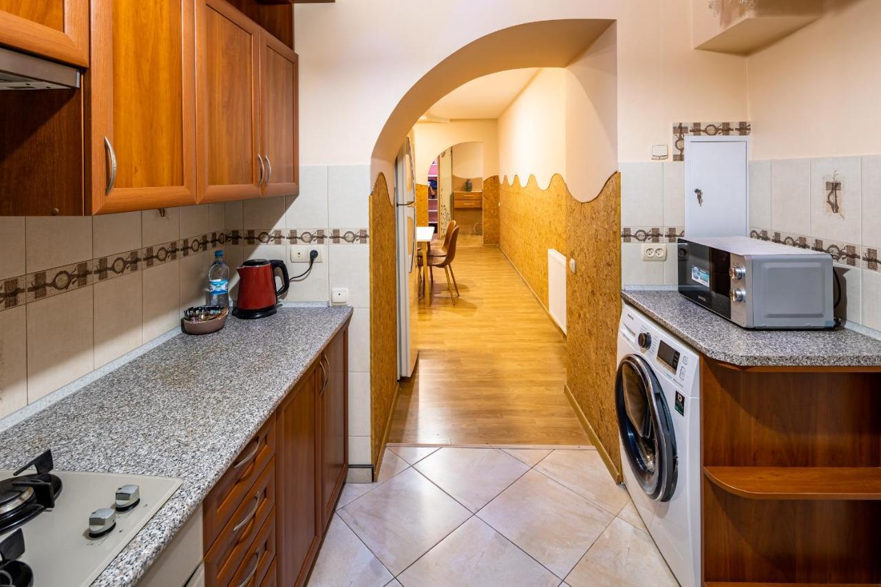The Main Square! 2 Separated Bedrooms, Balcony Leopoli Esterno foto
