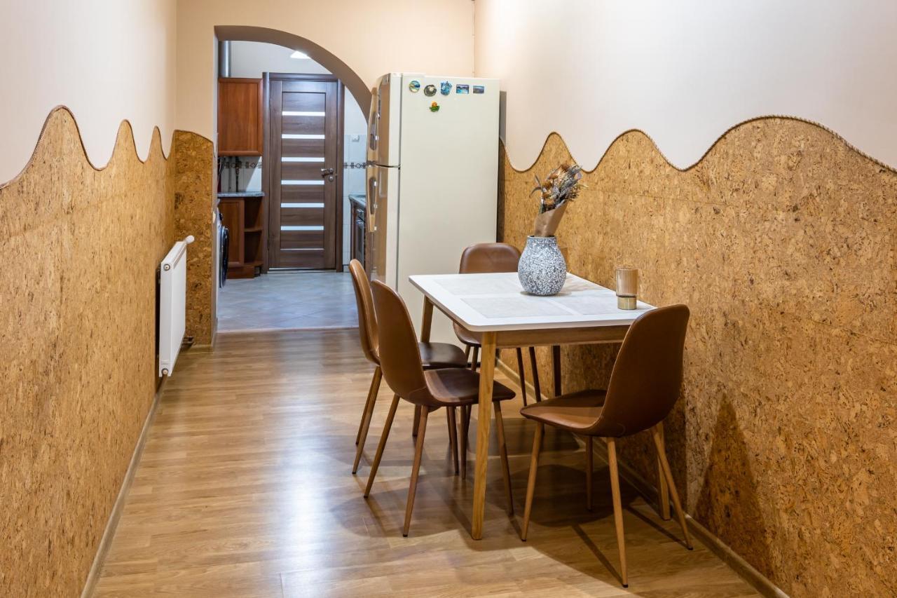 The Main Square! 2 Separated Bedrooms, Balcony Leopoli Esterno foto