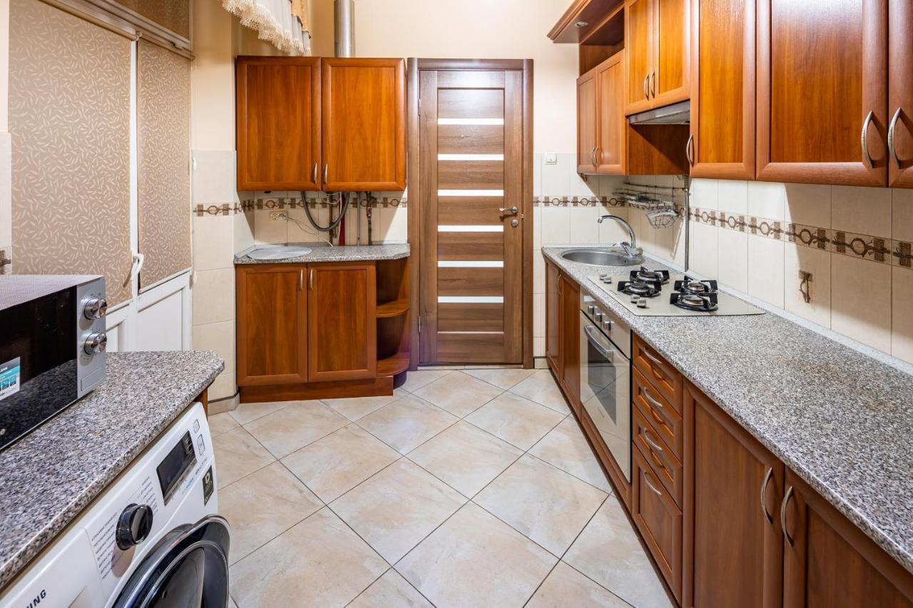 The Main Square! 2 Separated Bedrooms, Balcony Leopoli Esterno foto