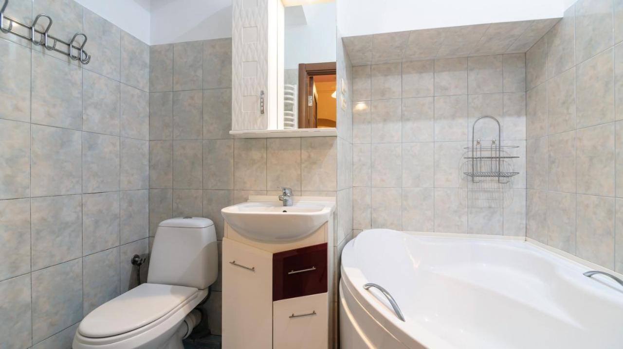 The Main Square! 2 Separated Bedrooms, Balcony Leopoli Esterno foto